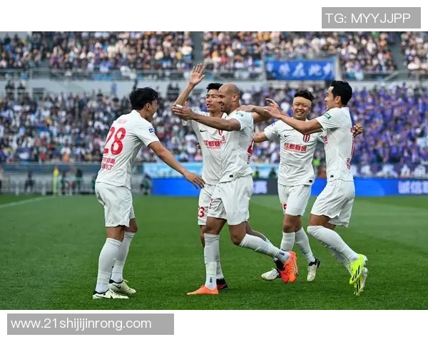 中超激战青岛队迎战上海队双方争夺积分与荣誉的巅峰对决